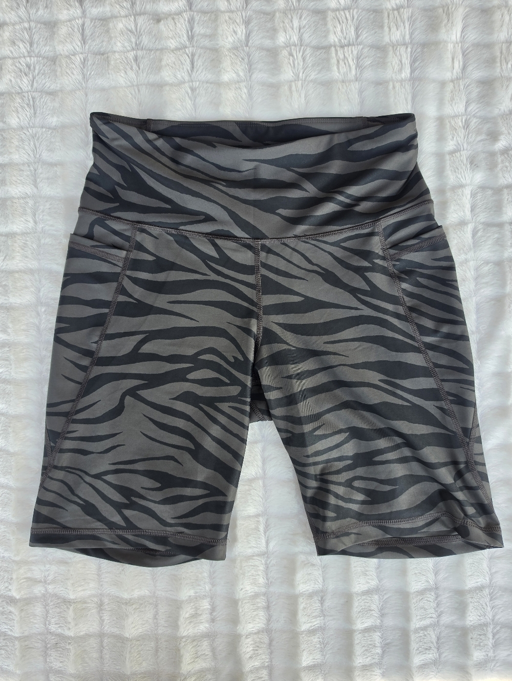Old Navy Active Bike Shorts High-Rise 8" Inseam Go-Dry - Women Large